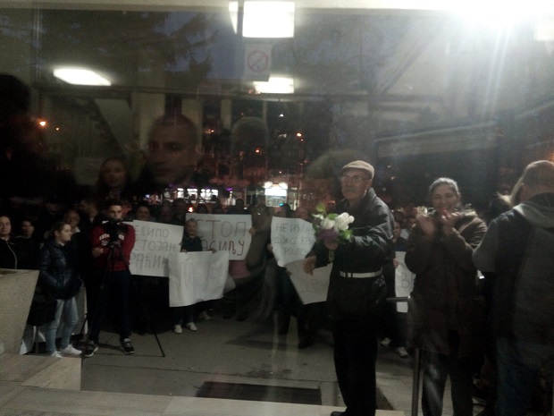 СИТУАЦИЈА У ПАРАЋИНУ: Неколико одборника СНС и даље у згради Општине, отпуштени радници Стакларе почињу штрајк глађу